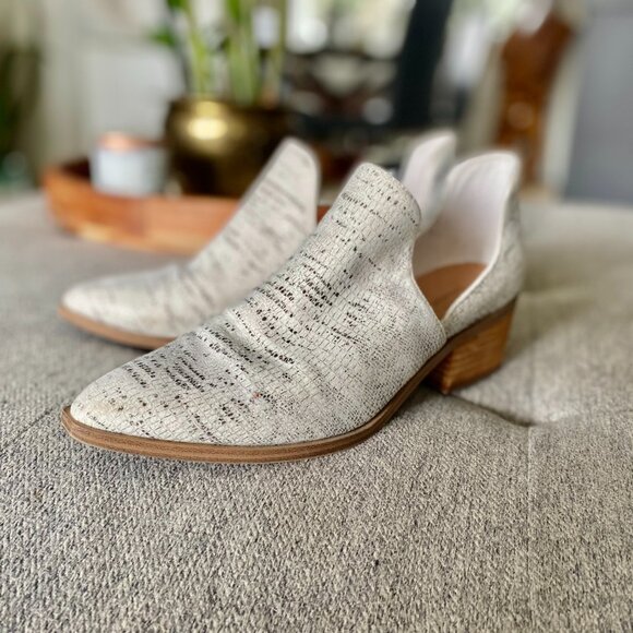 Chinese Laundry Fortune Lizard Booties - Picture 6 of 11